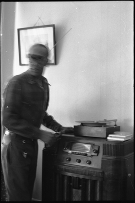 Jesse Fuller playing a vinyl record in his living room