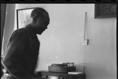 Jesse Fuller playing a vinyl record in his living room