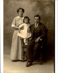 Portrait of the Zucchetti family, Petaluma, California, about 1917