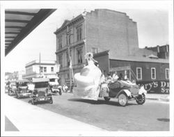 Unidentified parade float, Petaluma, California, about 1923