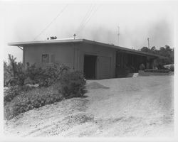 Unidentified single-story mid-century modern home in on a wooded hillside, 1950s or 1960s