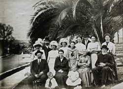 Raymond family group portrait, Petaluma, California, about 1911