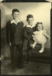 Portrait of the Nunes children in 1949