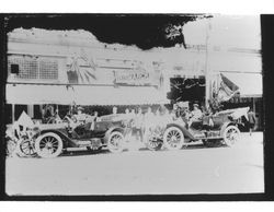 Cars in front of Bismarck Restaurant, Petaluma, California, 1913