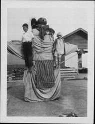 Kortum family on Western Avenue in Petaluma, California between 1923 and 1924