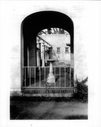 Archway at the Maclay/Sanderson home at 600 D Street, Petaluma, California, about 1923