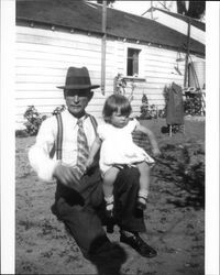 George Straub with daughter Ann on knee in Petaluma, California, 1930