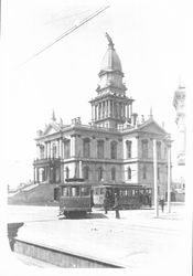 Leaning statue of Minerva atop the Humboldt County Courthouse after the earthquake, Eureka, California, April 18, 1906