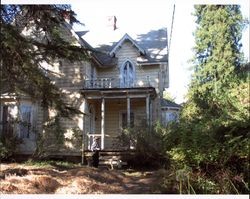 Marianne Hurley taking a photo of the Wiliam Pepper House at 28 Pepper Lane, Petaluma, California, Sept. 22, 2006