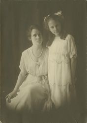 Sue Hart and daughter, Petaluma, California, 1924