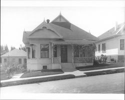 Raymond home at 245 Keokuk Street, Petaluma, about 1915