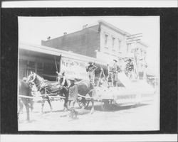 Float in the Fourth of July parade, Petaluma, California, 1905