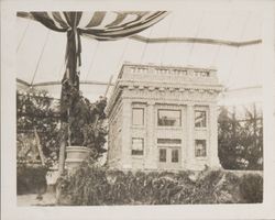 Replica of the Bank of Sebastopol made of apples