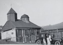 Family and their car next to the Fort Ross Chapel