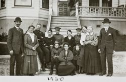 Raymond family and others in front of 314 Seventh Street, Petaluma, California, 1920