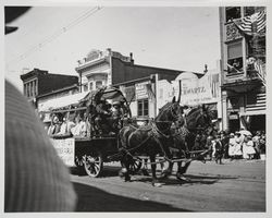 Covered wagon float in Admissions Day Parade