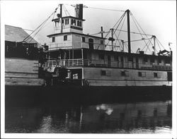 Cargo being loaded onto the paddle steamer Gold, Petaluma, California, 1905