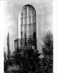Close up of window on the Mose Goldman House at 831 D Street, Petaluma, California, 1924