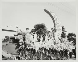 Miss Sonoma County float in the Apple Parade