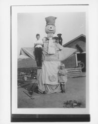 Karl and Maxine Kortum with their Halloween pumpkin, Petaluma, California, 1925