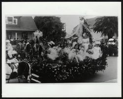 Juvenile queen's float, Santa Rosa, California, 1915