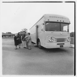 Sonoma County Library Librarian Linda Tucker and a group gathered outside the Bookmobile II at Oakmont, Santa Rosa, California, 1972