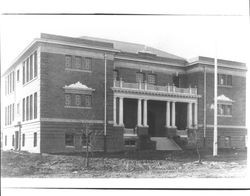 Newly completed Washington Grammar School, Petaluma, California, 1905