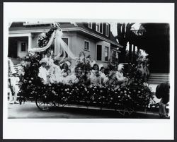 Juvenile queen's float, Santa Rosa, California, 1915