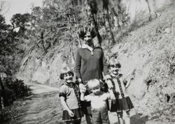 Edith Cochrane holding the hands of her children, Marjorie, Ray and Dorothy, about 1929