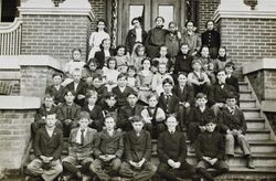 Washington Grammar School class photo, Petaluma, California, 1907