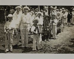 Spectators at the 4th of July parade, Santa Rosa, California, between 1915 and 1916