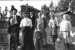 Hansen and Iversen families at Hansen Ranch, Petaluma, California, 1909