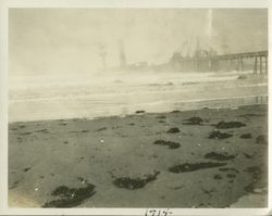 Unidentified shipwreck near a beach and pier, 1914
