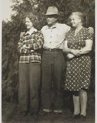 Maxine Kortum and her parents in Petaluma, California