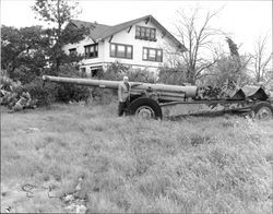 Curly Acorne beside Petaluma, California's cannon in March 1962