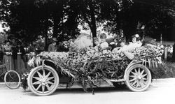 Car containing five girls is decorated for the Rose Carnival