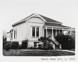 Small Queen Anne cottage with moderate decoration