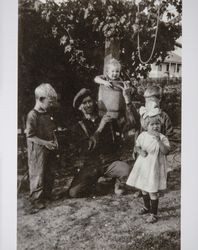 Arthur Bradford Evans and his children in Petaluma, California, photographed between 1915 and 1920