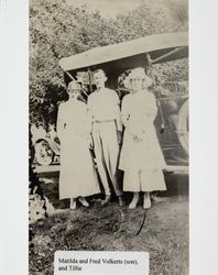 Volkerts family members stand by their car, photographed between 1915 and 1920