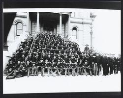 Spanish American War soldiers on the Courthouse steps