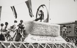 Queen's float in the Butter and Eggs Days parade