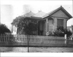 Home of J. Irving and Minnie Penry at 623 Keller Street, Petaluma, California about 1915