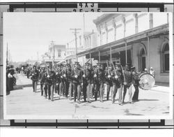 Soldiers marching on Western Avenue, Petaluma, California, 1903