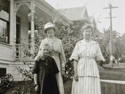 Vera, Edith and Minnie Raymond pose for a picture in front of 245 Keokuk Street, Petaluma, California, about 1918