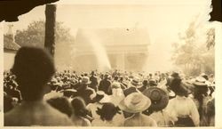 Large crowd watching a fire being extinguished, Santa Rosa, California, 1904