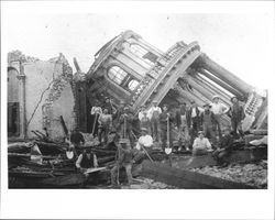 Workmen at site of collapsed courthouse dome, 1906