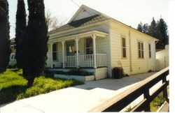 Cottage at 426 Petaluma Avenue built in 1900, photographed in 1992