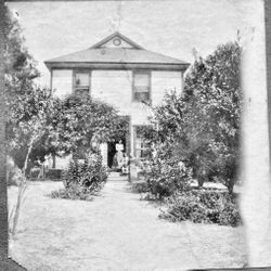 Eloise, Mrs. Harriet Allen and two unidentified women at the Vine Hill home of Eloise and F. J. Riddell, about 1908