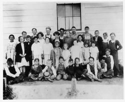 Freestone School students, between 1923 and 1924