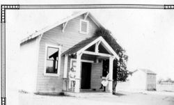 Cora Miller Elvy and her oldest daughter Harriet C. Elvy at the Tule Vista School, 1930